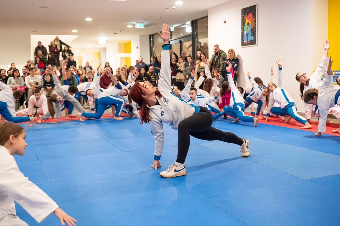 A female coach working with children during training